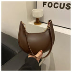 New Fashionable High-end Moon-shaped Baseball Bag Showing